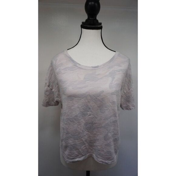 Old Navy Women’s Gray Camo Print Cropped T-Shirt - Size M - Picture 2 of 16